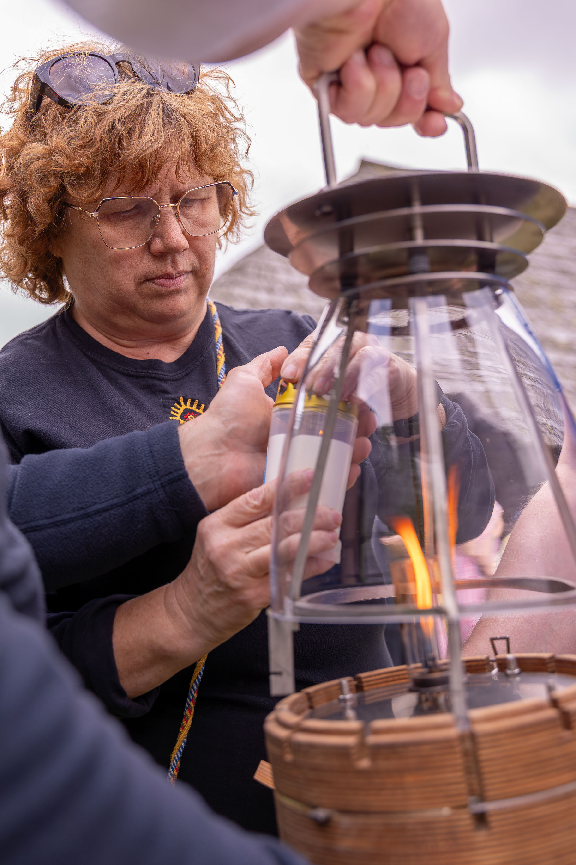 Võru valla kultuuri- ja noorsootöökeskuse direktor Maarika Rosenberg hoolitseb selle eest, et vaba aeg saaks korraldatud viies valla rahva- ja kultuurimajas. Fotol käesoleva aasta Võrumaad läbinud tuletoomise sündmusel. Foto: AIGAR NAGEL